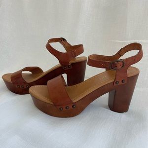 Madden Girl Women's LIFFT Wood Heeled Sandal, Cognac Paris Size 8.5